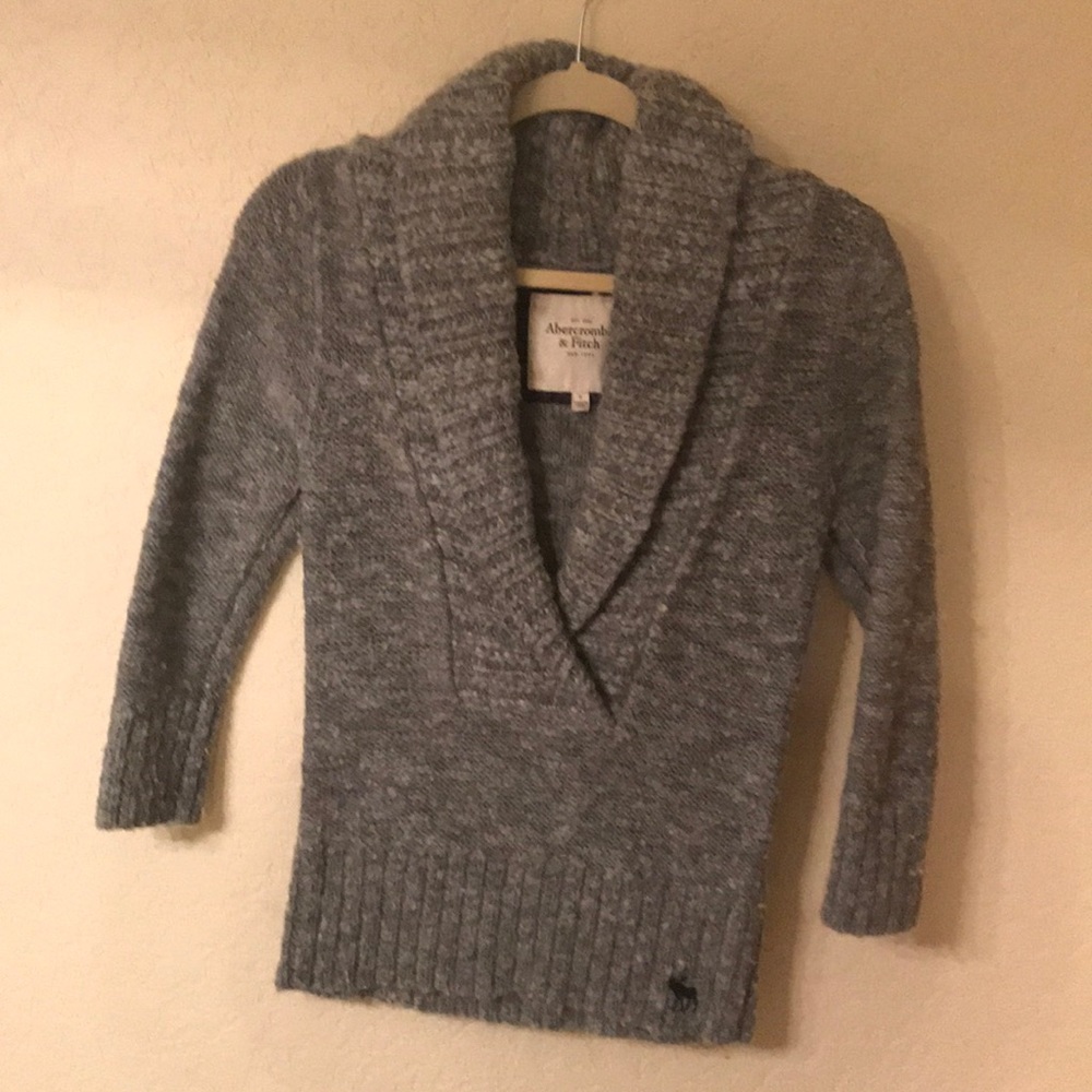 Gray Abercrombie & Fitch sweater
